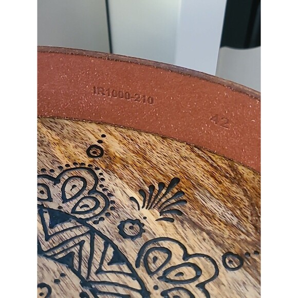 Margaritaville Island Reserve Brown Leather Belt 42" Carved Vertical Lines - Picture 4 of 8